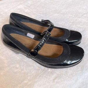 Naot Mary Jane’s Black Patent/Black Suede Trim size 39/8